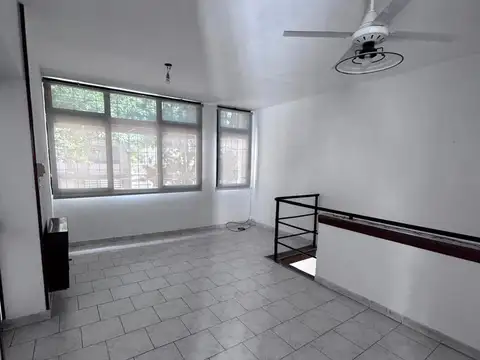 Oficina en planta alta, de unos 45 m2.