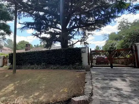 VENTA CASA-PARQUE Y PILETA EN COSTANERA- CHASCOMÚS