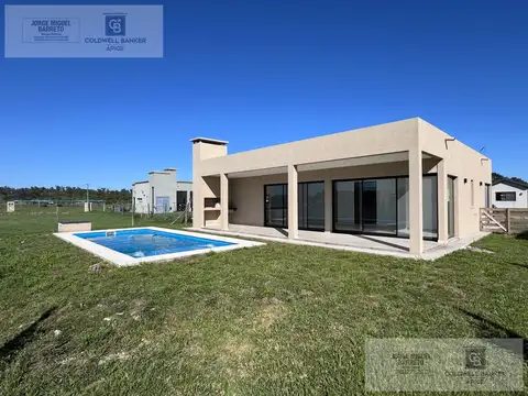 CASA ESTILO MINIMALISTA EN EL BARRIO EL ENSUEÑO