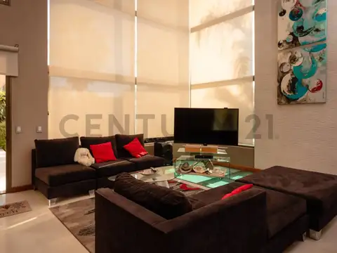 Casa en Venta con 3 cocheras