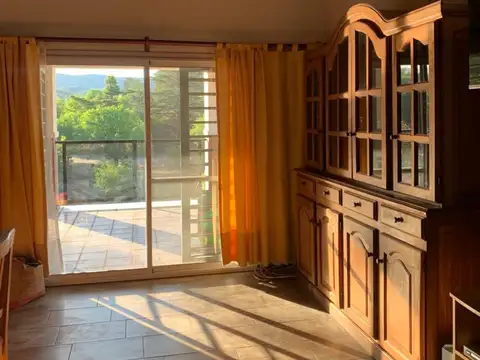 Casa 6 ambientes con 2 baños