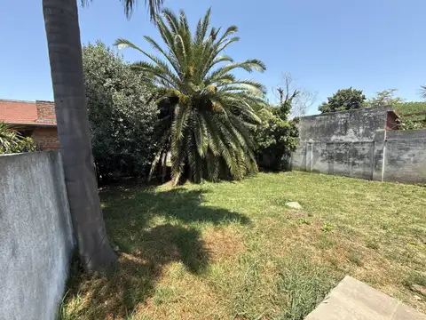 VENTA CASA CON JARDIN Y COCHERA EN MORENO
