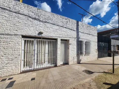 Casa 3 dormitorios en planta baja cochera y patio Oroño 6000