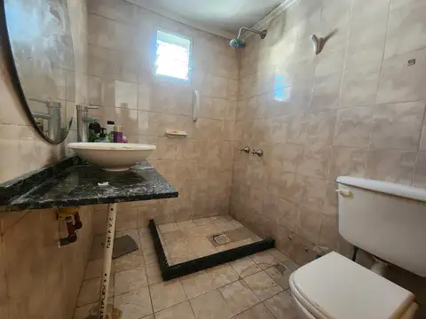 Casa 8 ambientes con 2 baños