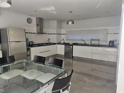 Casa 5 ambientes con 3 baños