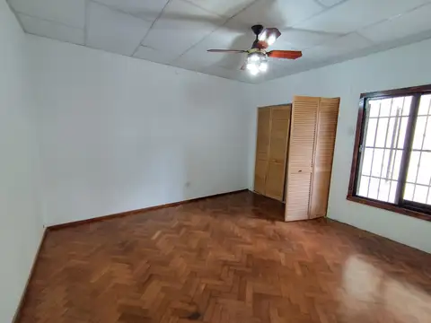 CASA 2 DORMITORIOS EN ALBERDI – RECICLADA – COCHERA – PATIO – QUINCHO – APTO CRÉDITO