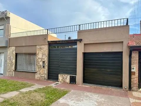 CASA 2 DORMITORIOS EN ALBERDI – RECICLADA – COCHERA – PATIO – QUINCHO – APTO CRÉDITO