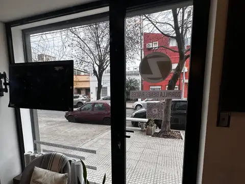 excelento local comercial a la calle con vidriera , crtina , aire acondicinado , estado inmejorable