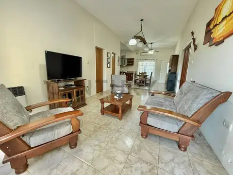 Casa 3 ambientes con 2 baños