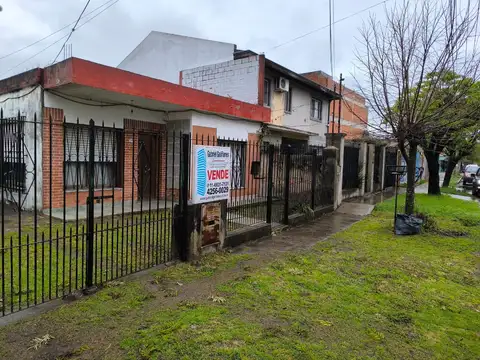 VENDE Vivienda 3 ambientes + Depto 2 amb planta baja.  ( Berazategui)
