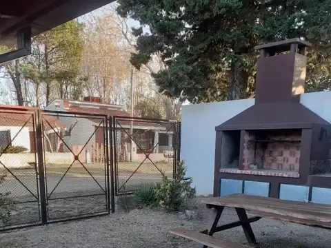 Casa en venta - 2 Dormitorios 1 Baño - Cochera - 220Mts2 - Las Toninas