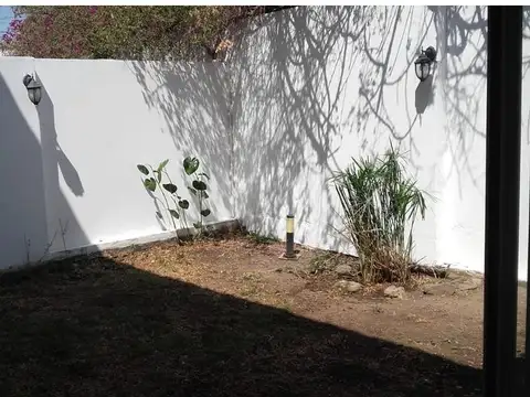 Casa en Alquiler con 3 cocheras