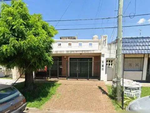 Casa en Venta 2 dormitorios con patio - Barrio Parque Casado