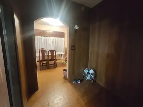 Casa 6 ambientes con 2 baños