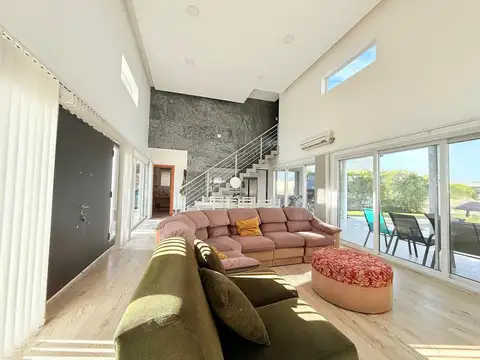 Casa en Venta con 8 cocheras