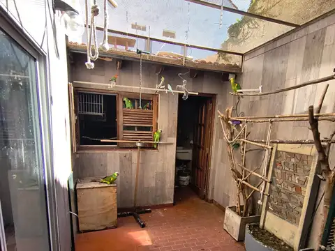 Luminosa Casa en Esquina con Terraza Ambientada y Parrilla