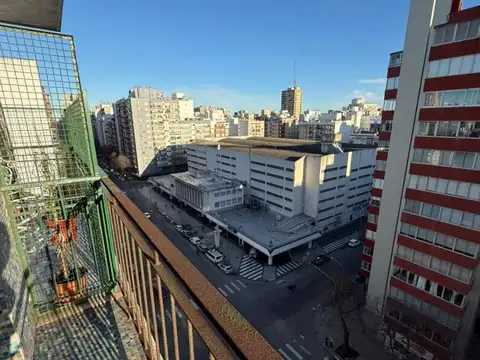 1 Amb. desplazado a la calle con balcón