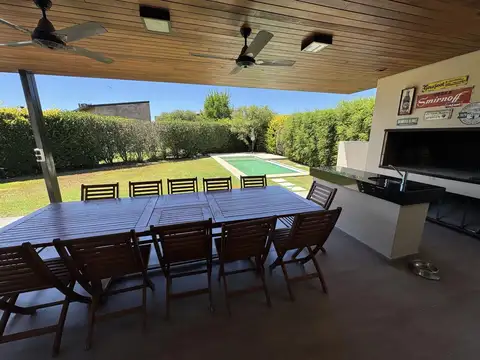 Casa en Alquiler con 2 cocheras