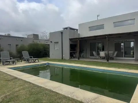 Casa en barrio santa isabel de 4 ambientes