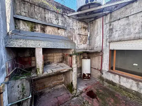 APTO CREDITO! CASA 70m2 cub aprox c/2 Patios, centro Lanús, a terminar y NO es PH!