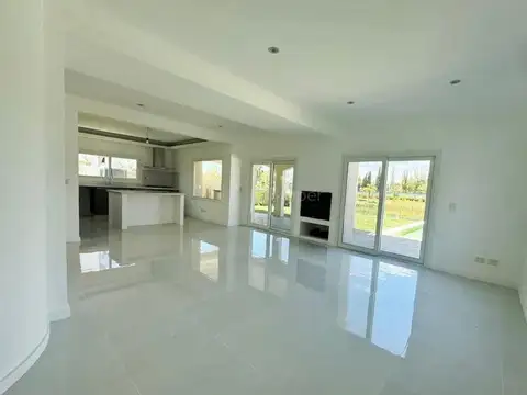 Casa 4 ambientes con 3 baños