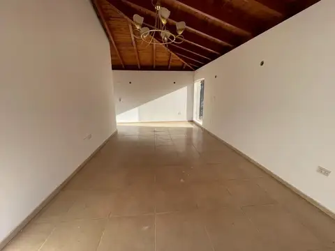 Casa en Alquiler con 2 cocheras