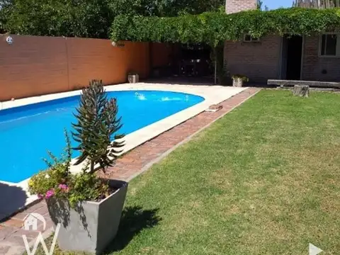 VENDO/ PERMUTO CASA DE 3 DORMITORIOS CON PILETA
