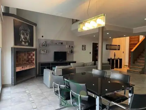 Casa 6 ambientes con 4 baños