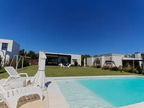 Casa en Venta en Pilar del Este - Santa Guadalupe, USD 230.000