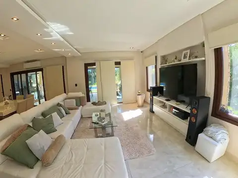 Casa en Venta con 4 cocheras