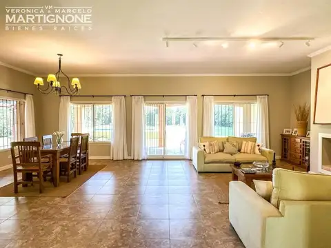 Casa en Venta con 4 cocheras