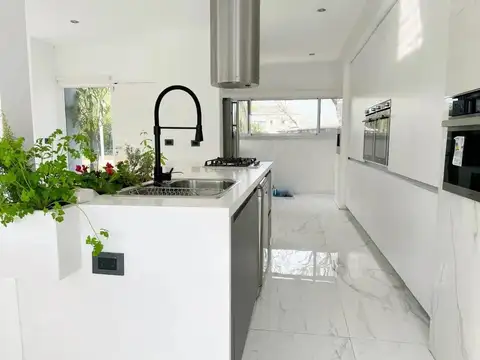 Venta casa 4 ambientes con parque y pileta en Haras del Sur I
