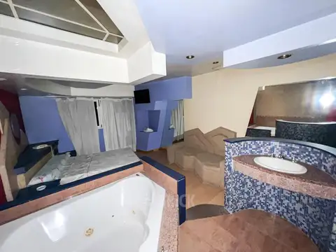 AV. CASTRO BARROS Y AV. RIVADAVIA - HOTEL CON 24 HABITACIONES TODAS CON BAÑO