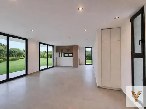 Casa en venta - 4 Dormitorios 3 Baños - San Sebastián