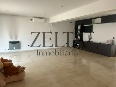 Casa en Alquiler con 2 cocheras