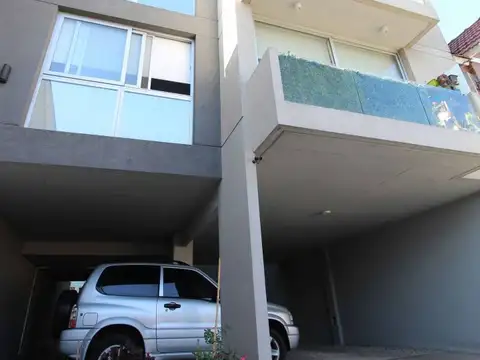 DEPARTAMENTO 3 AMBIENTES FRENTE BALCON CON COCHERA