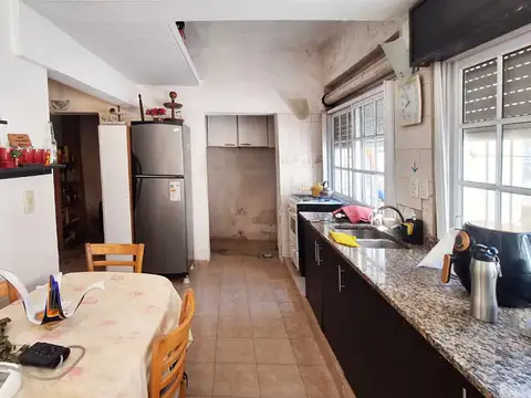 Casa 6 ambientes con 2 baños