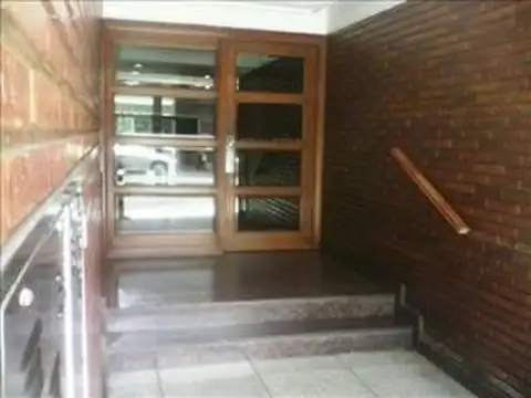 3 Ambientes Balcón corrido al Frente Cocina amplia y baño completo, Aire Ac.