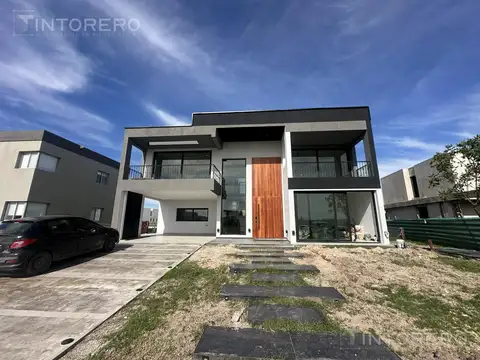 CASA EN VENTA DE 5 AMBIENTES CON PARQUE Y PILETA EN TERRALAGOS, EZEIZA