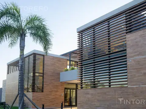 CASA EN VENTA DE 5 AMBIENTES  CON PARQUE Y PILETA EN TERRALAGOS, EZEIZA