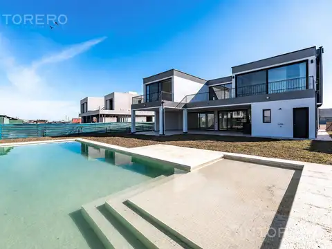 CASA EN VENTA DE 5 AMBIENTES  CON PARQUE Y PILETA EN TERRALAGOS, EZEIZA