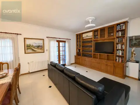 Casa en Venta con 2 cocheras