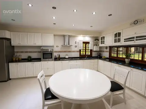 Casa 9 ambientes con 2 baños