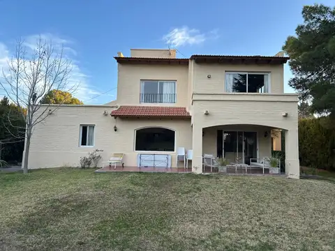 Casa Las Candelas 1, Dos Plantas, 3 Dorm, 4 Baños, Calefacción, Jardín, Piscina, Cochera Doble, Apta Crédito