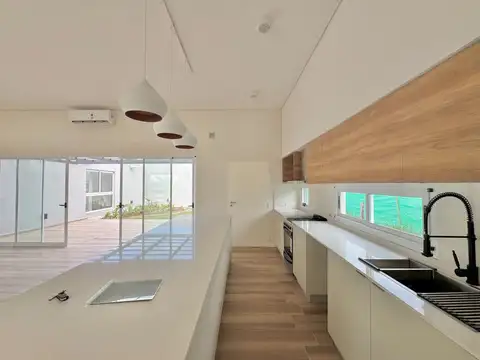 Casa 4 ambientes con 4 baños