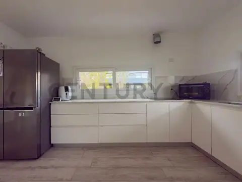 Casa en Venta con 4 cocheras