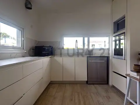Casa 7 ambientes con 4 baños