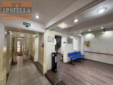 Oficina 15 ambientes con 5 baños