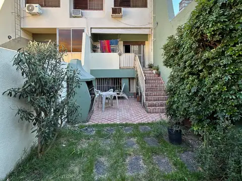 Hermoso duplex 4 amb de 4 x 33 mts  con garage para 2 autos y patio + jardin