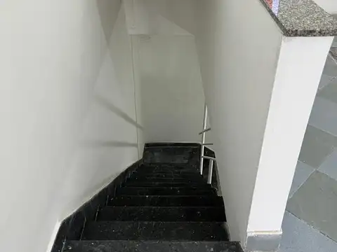 EXCELENTE LOCAL 2 PLANTAS. PARA TRABAJO O PARA RENTA - ZONA RESIDENCIAL DONDE FUNCIONA TODO RUBRO